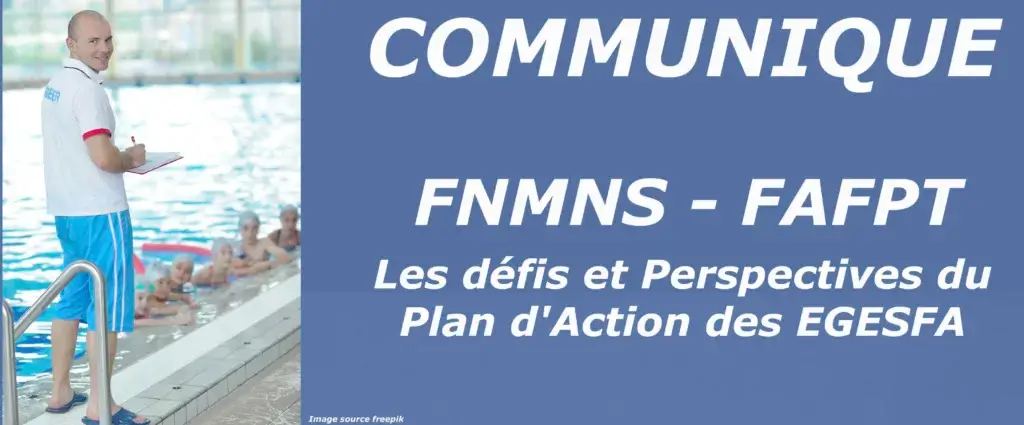 Un maître-nageur au bord d'une piscine, face à un groupe de jeunes.