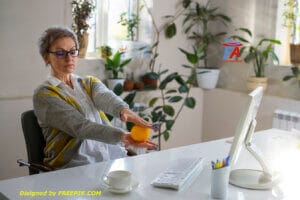 Une femme devant son bureau en train de presser une balle anti-stress ; afin d'évoquer les qvct (qualité de vie et les conditions de travail) des agents publics