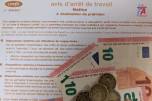 Image représentant un avis d'arrêt de travail (CERFA) accompagné de billets et de pièces en euros. Cette illustration évoque les indemnités versées en cas d'arrêt maladie et les enjeux liés aux réformes en cours concernant la prise en charge et la compensation financière des salariés en congé pour raisons de santé.