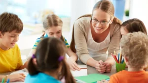ATSEM accompagnant des enfants en école maternelle – illustration de la titularisation facilitée via le concours interne suite au décret 2025-360