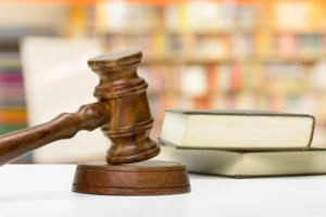Marteau de juge et livres de droit symbolisant une décision de justice sur l'absence d'entretien professionnel dans la fonction publique territoriale.