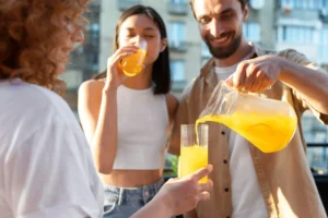 Agents territoriaux partageant une boisson lors d’un moment convivial encadré, illustrant la prévention de l’alcool au travail dans la fonction publique.