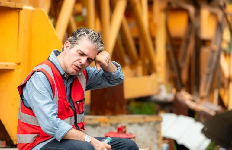 Agent public en difficulté au travail à cause de la chaleur intense – illustration des risques professionnels lors d’un épisode de canicule