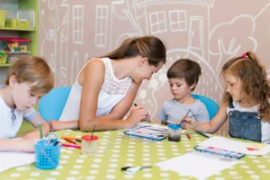 Animatrice territoriale en activité avec des enfants, illustrant la précarité et le manque de reconnaissance du métier dans la fonction publique territoriale.