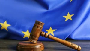 Marteau de justice devant un drapeau de l’Union européenne, symbolisant la mise en conformité du report et de l’indemnisation des congés annuels dans la fonction publique avec le droit européen.