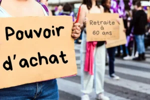 Manifestation d’agents territoriaux : une personne tient une pancarte « Pouvoir d’achat », à l’arrière « Retraite à 60 ans ». Image d’illustration du préavis de grève FA-FPT de septembre 2025.