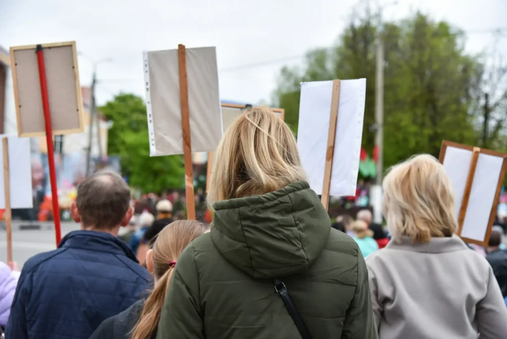 Pour annoncer la manifestation du 2 octobre 2025, participants avec pancartes lors d’une mobilisation pour la défense des droits des agents de la fonction publique.