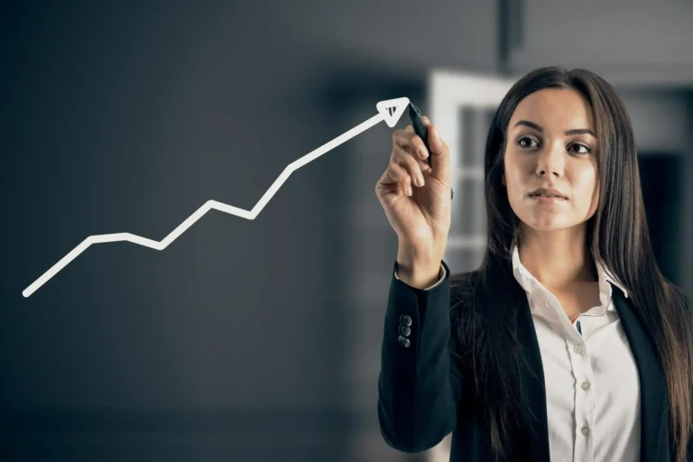 Femme en costume professionnel traçant une courbe ascendante symbolisant la réforme de l’avancement de grade en catégorie B de la fonction publique territoriale.