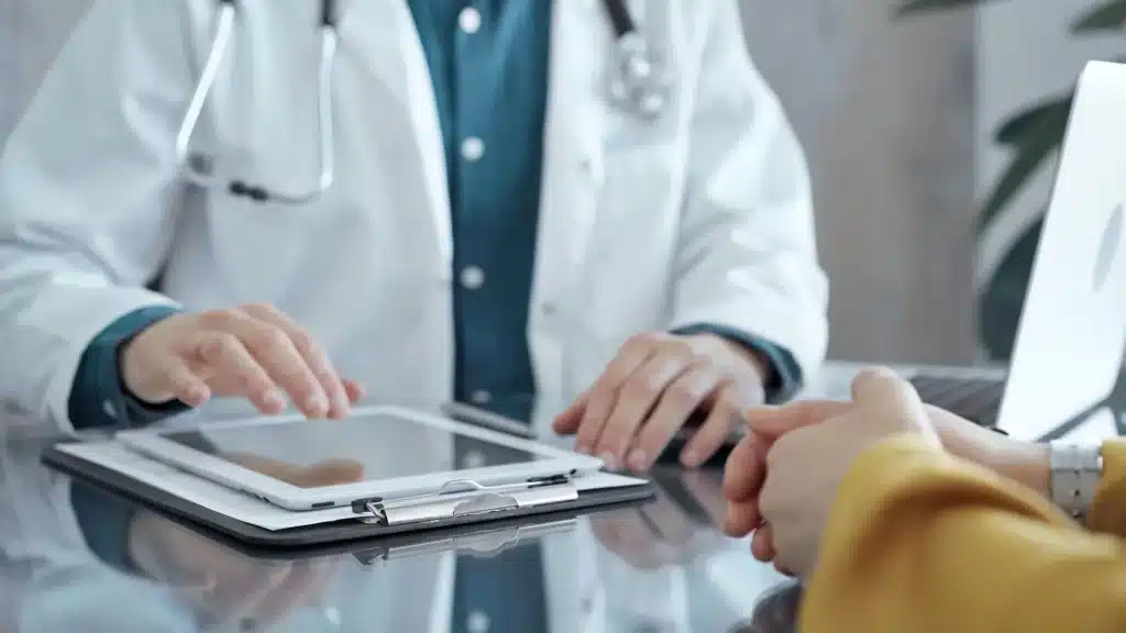 Médecin du travail échangeant avec un agent territorial lors d’une visite médicale, illustrant les débats du CSFPT du 8 octobre 2025 sur la santé au travail.